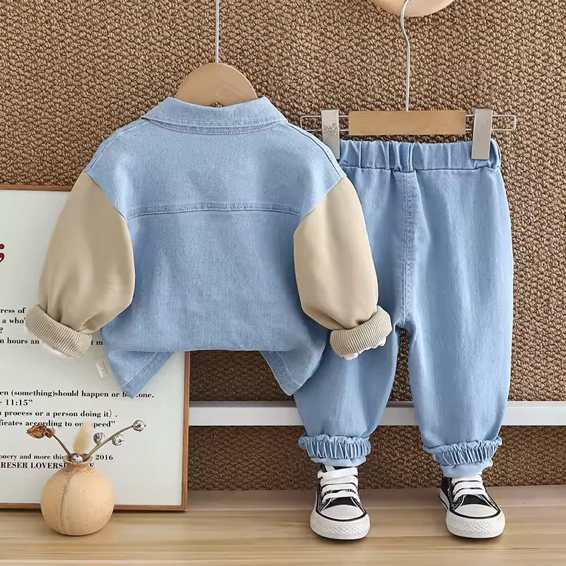 Lässiges Jeans-Outfit für Jungen
