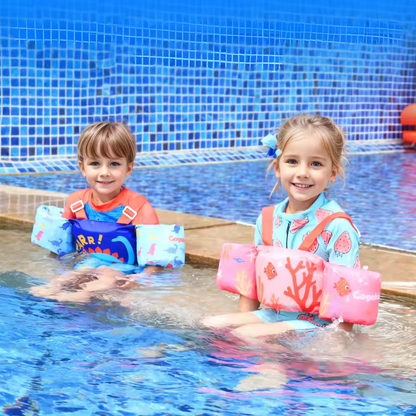 Schwimmtrainer mit schwimmenden Ärmeln