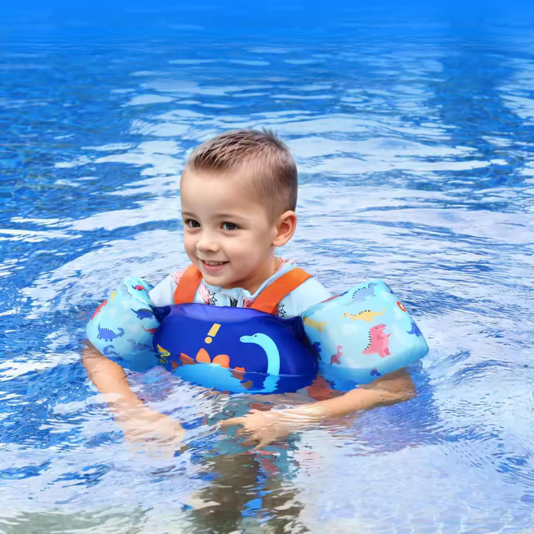 Schwimmtrainer mit schwimmenden Ärmeln