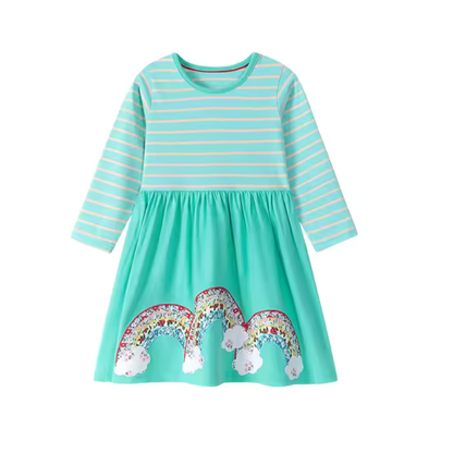 Elegantes Kleid mit Regenbogenmuster