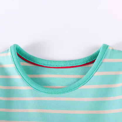 Elegantes Kleid mit Regenbogenmuster