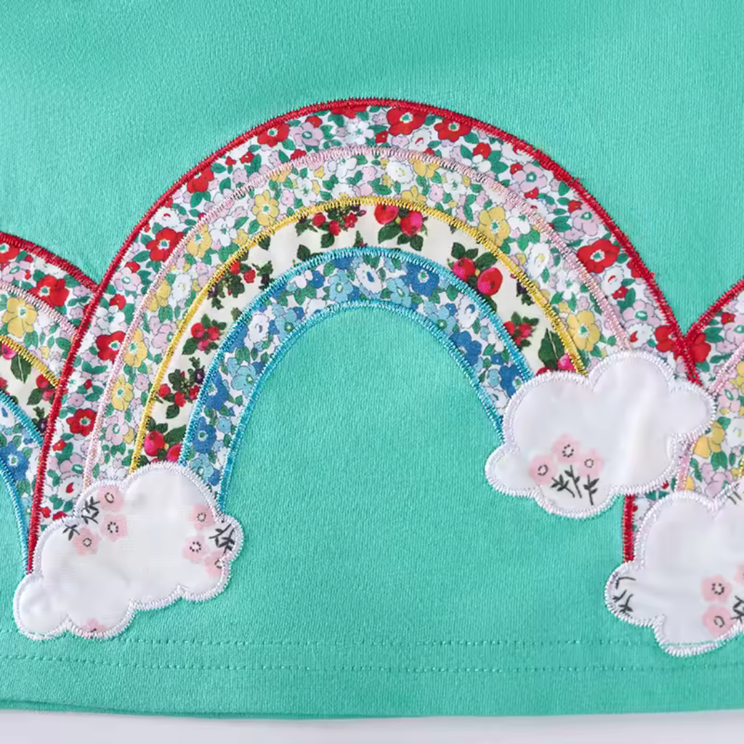 Elegantes Kleid mit Regenbogenmuster