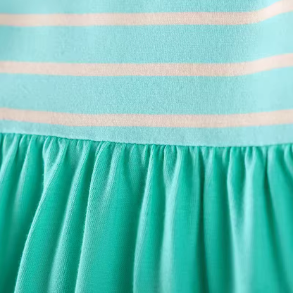 Elegantes Kleid mit Regenbogenmuster