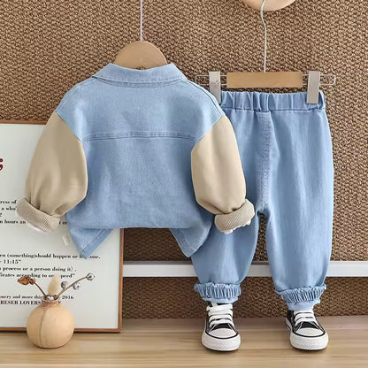 Lässiges Jeans-Outfit für Jungen