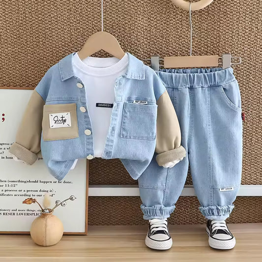 Lässiges Jeans-Outfit für Jungen
