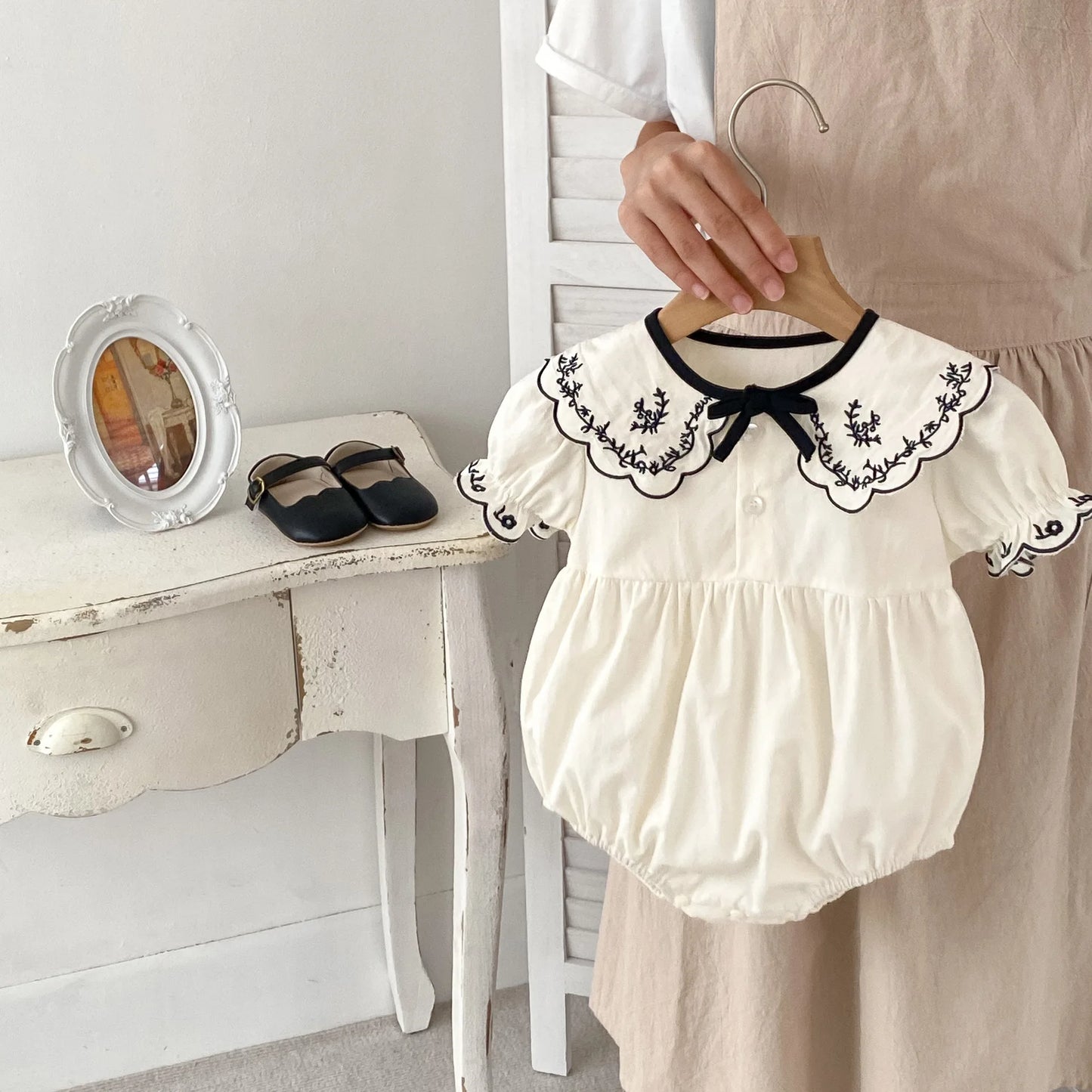 Sommer-Strampler für Babymädchen – Besticktes Revers