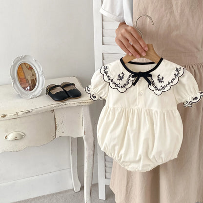 Sommer-Strampler für Babymädchen – Besticktes Revers