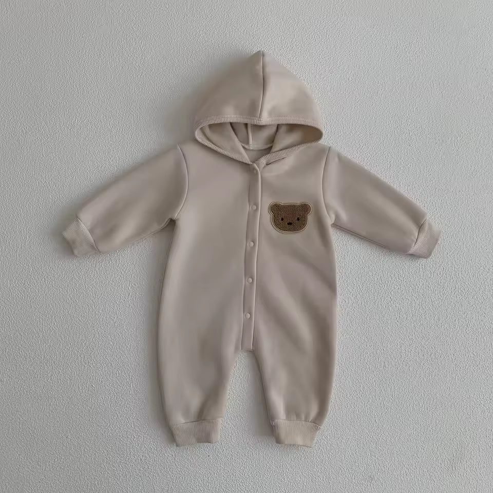 Baby-Jumpsuit mit Schneebär-Motiv