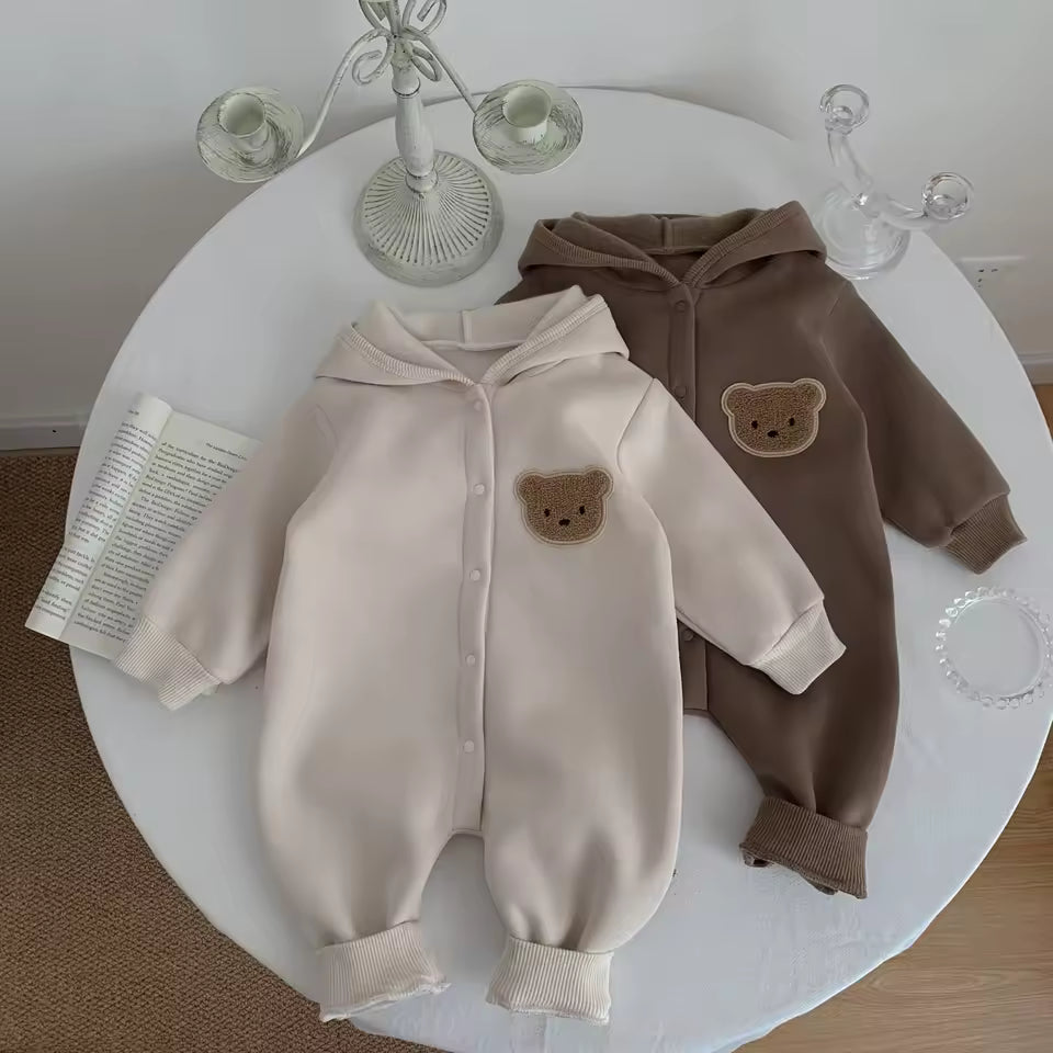 Baby-Jumpsuit mit Schneebär-Motiv
