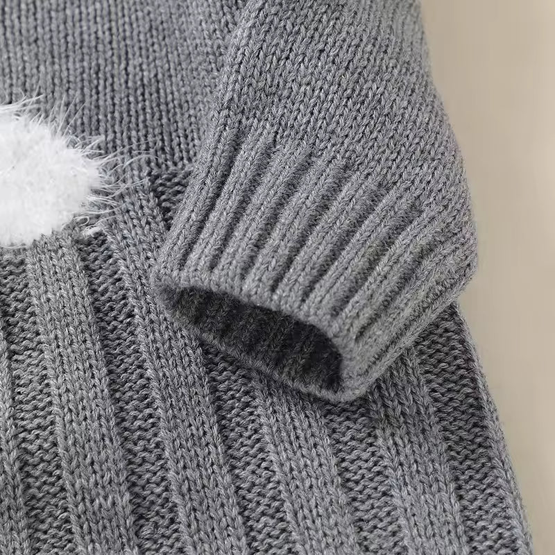 Gestrickter Strampler mit Comic-Bär