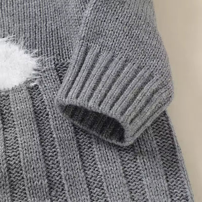 Gestrickter Strampler mit Comic-Bär